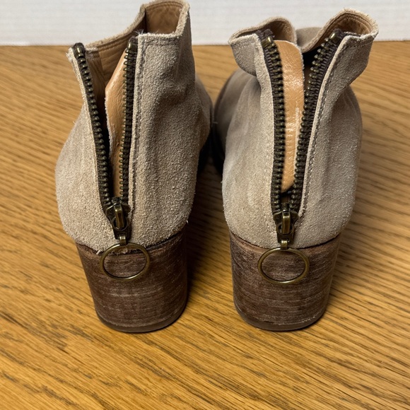 BEEK Eaglet Block‎ Heel Sone/Taupe Tan Suede Slouchy Ankle Boots Back Zip Size 9 - Picture 16 of 16